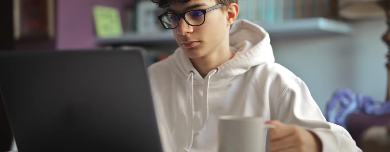 dziecko przed komputerem okulary do komputera